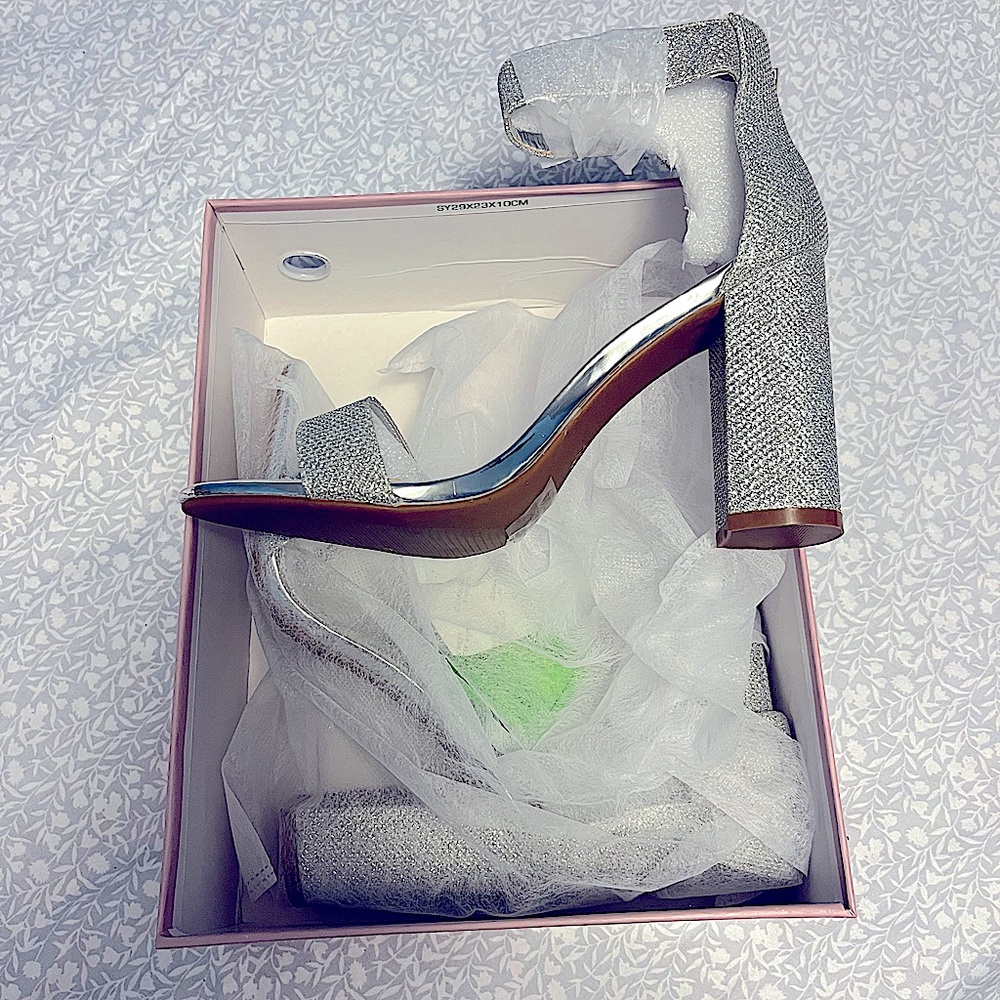 Women’s size 8.5 brand new Herstyle dress shoes